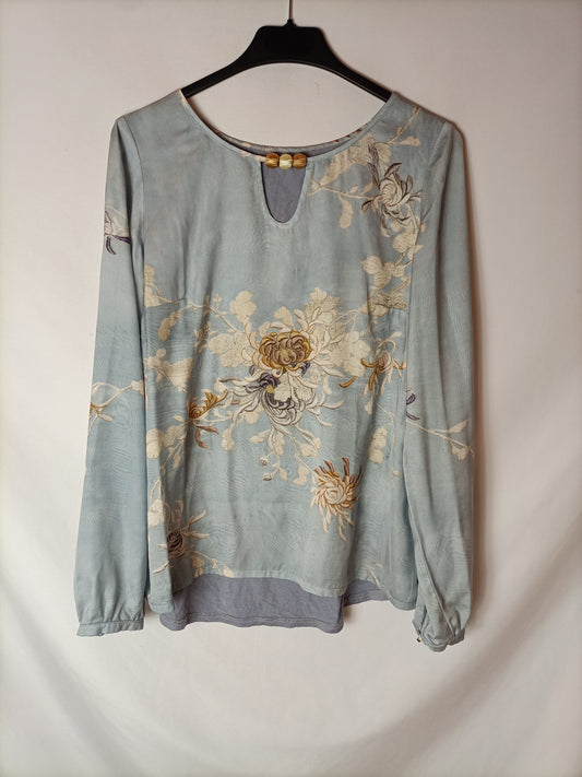 OTHERS. Light blue printed double-textured top. TS/M