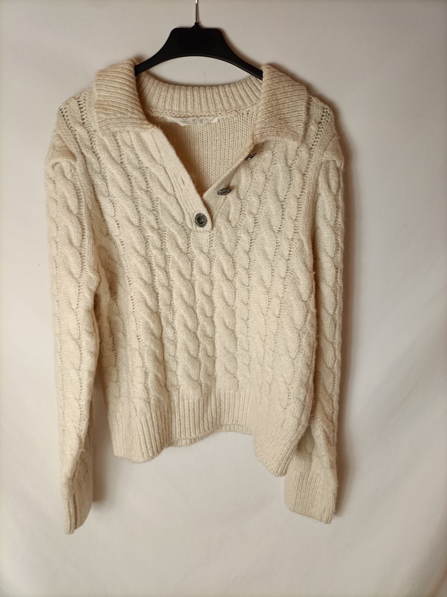 PRIMARK. Beige cable-knit sweater. TM
