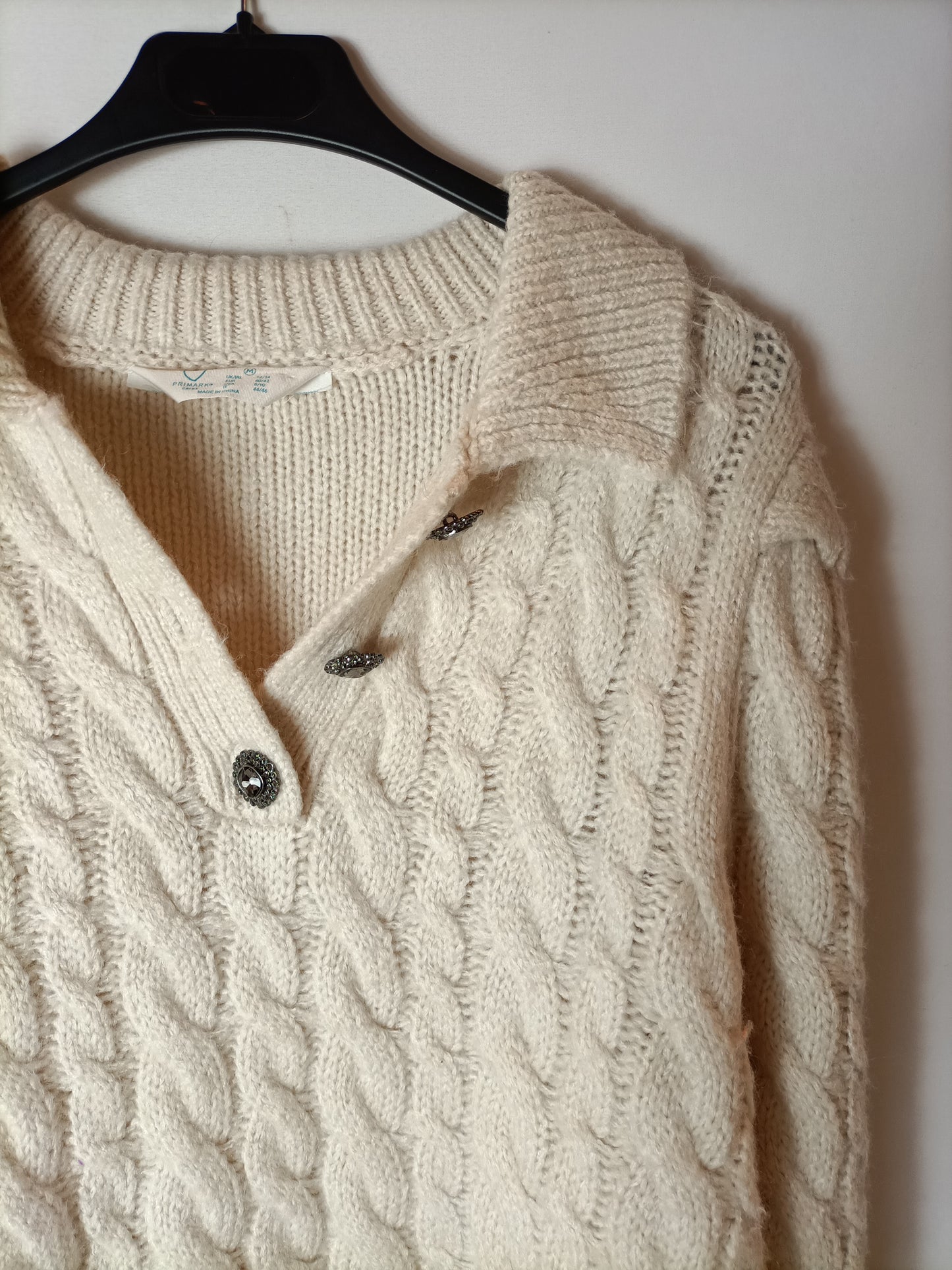 PRIMARK. Beige cable-knit sweater. TM