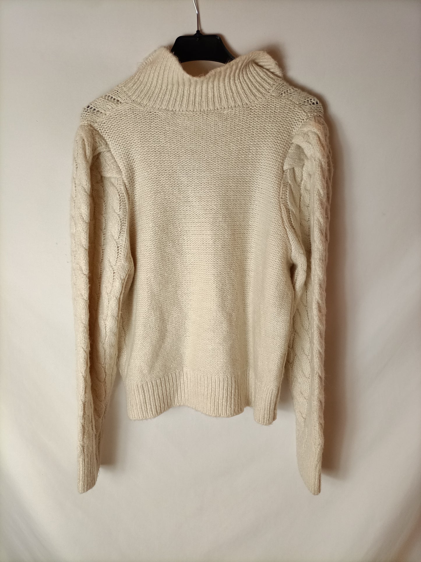 PRIMARK. Beige cable-knit sweater. TM