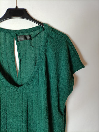 LEFTIES. Green ribbed top. T.S.