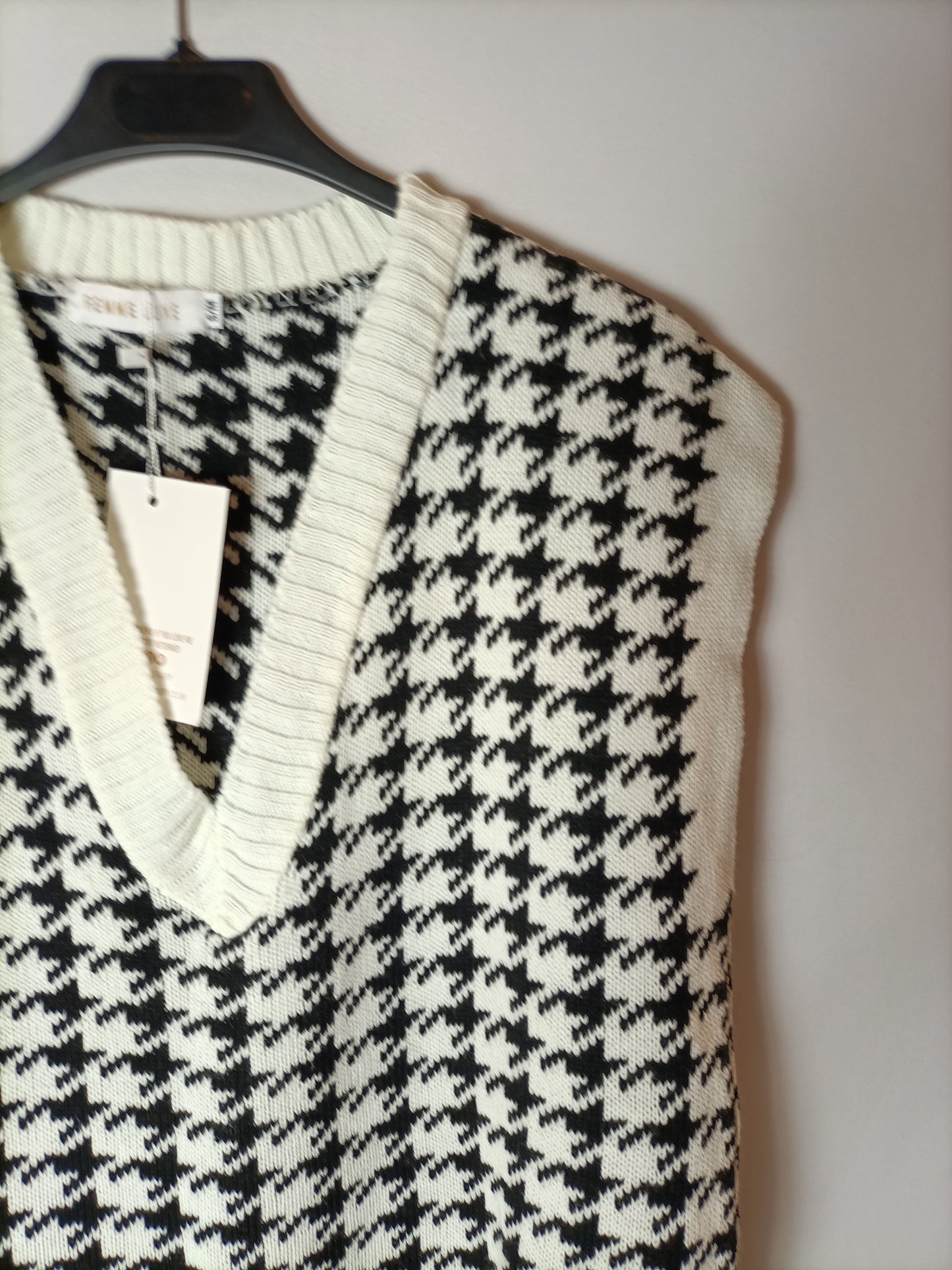 FEMME LUXE. Houndstooth sleeveless sweater. TS/M