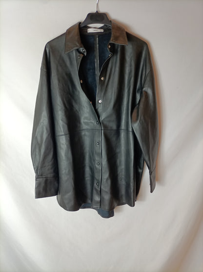 MANGO. Sobrecamisa polipiel negra T.s