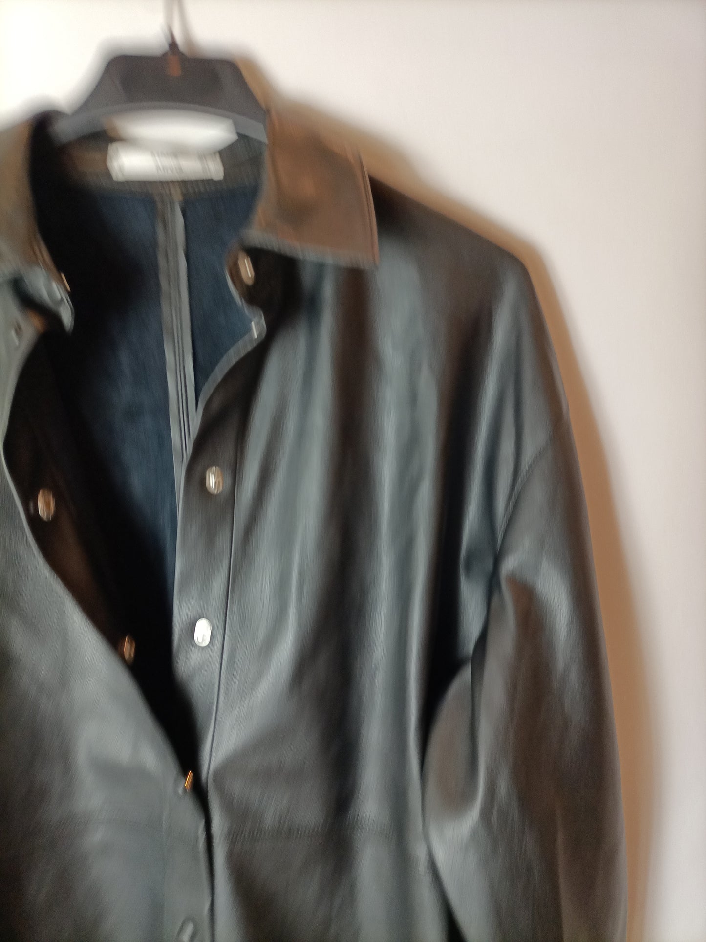 MANGO. Sobrecamisa polipiel negra T.s