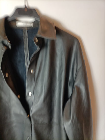 MANGO. Sobrecamisa polipiel negra T.s