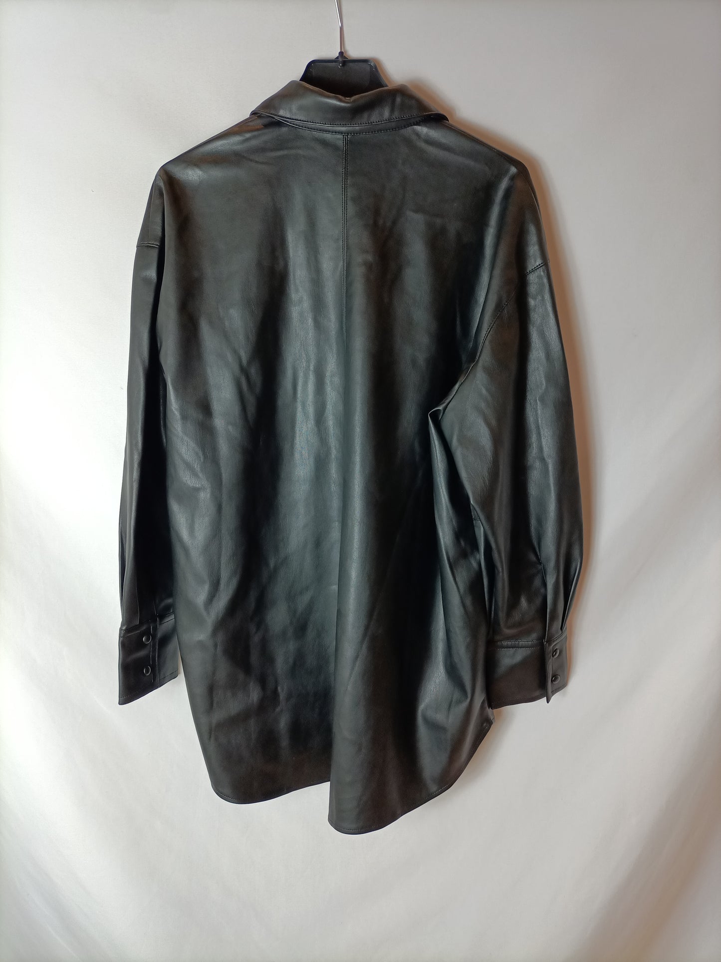 MANGO. Sobrecamisa polipiel negra T.s