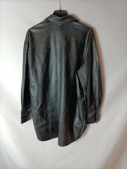 MANGO. Sobrecamisa polipiel negra T.s