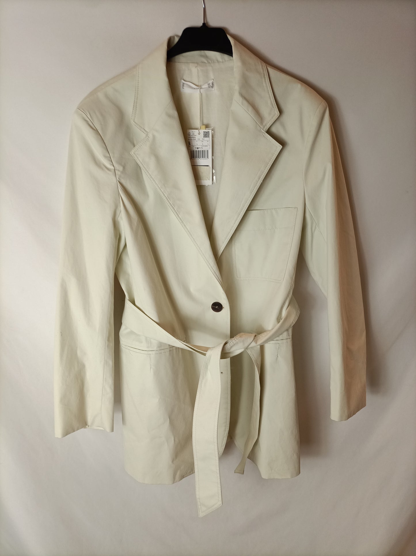 MANGO. Beige jacket with Ts belt