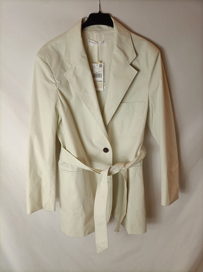 MANGO. Beige jacket with Ts belt