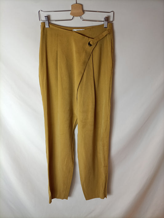 MANGO. Pantalón mostaza cruzado T.m