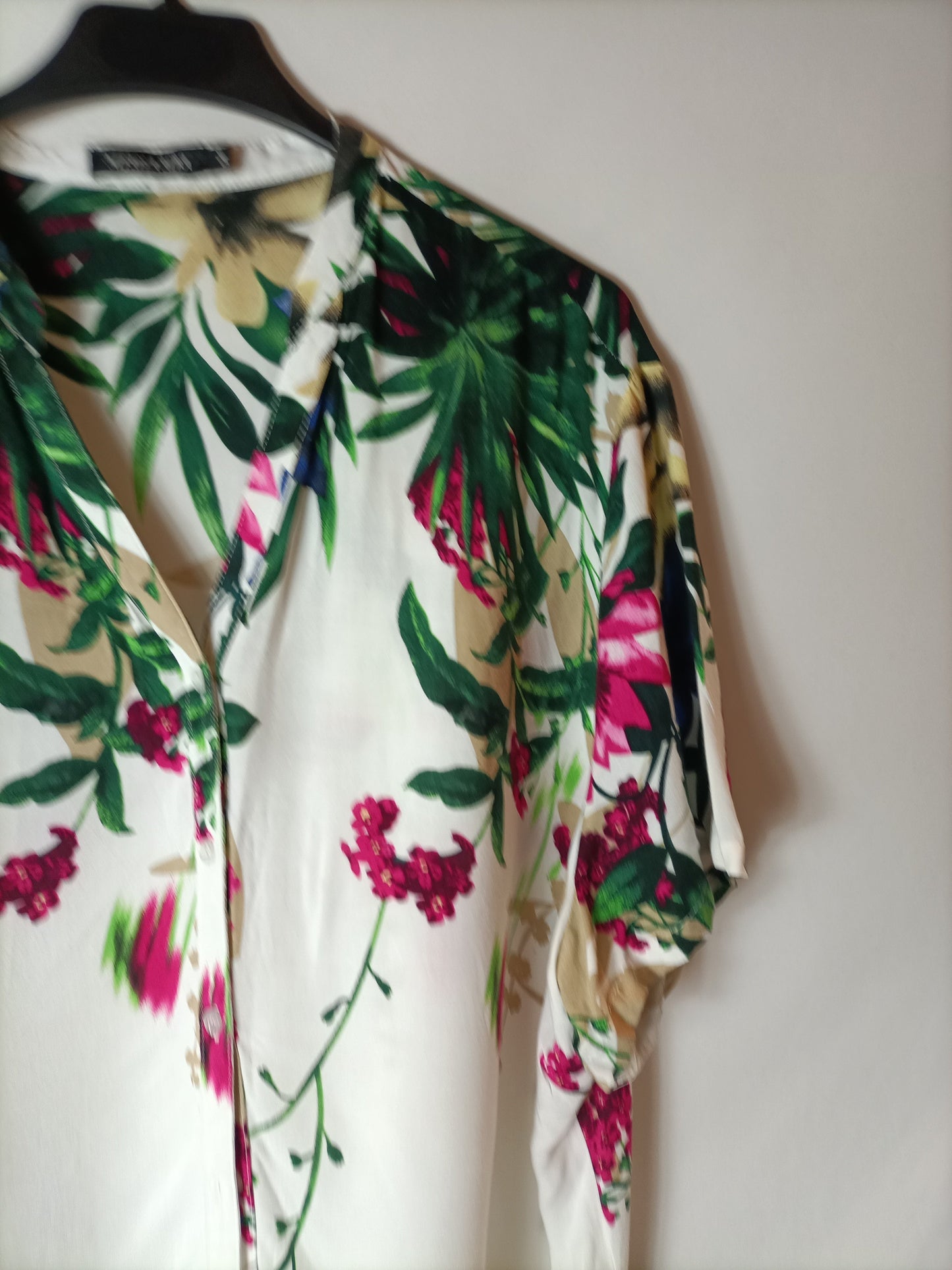 NIFAELA ALBA. Blusa blanca flores T.54