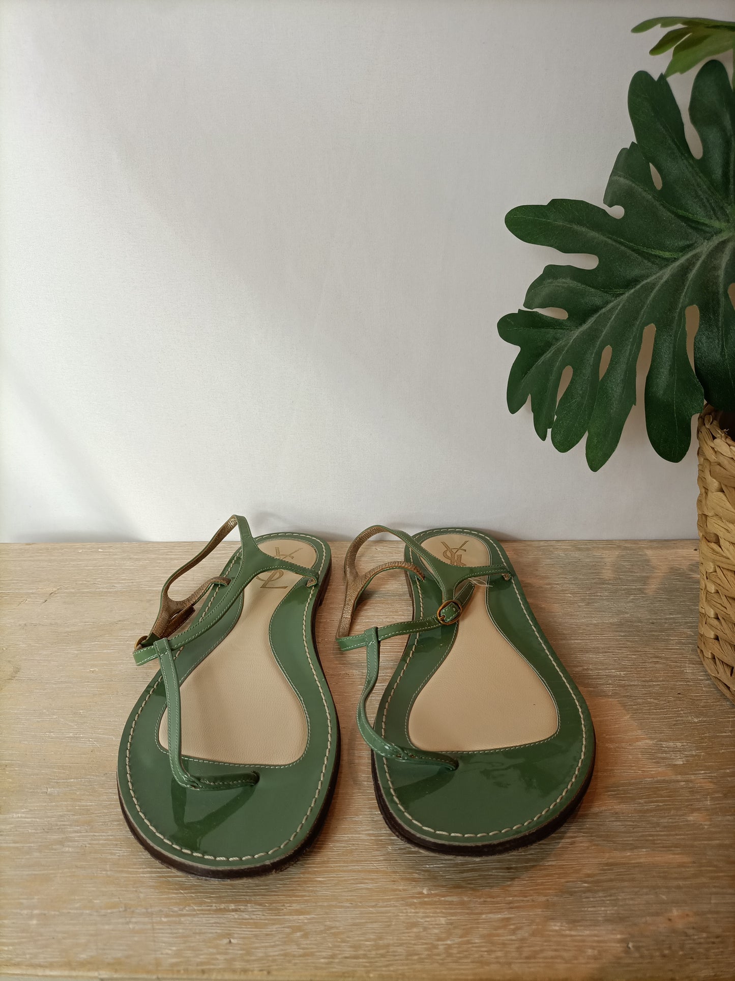 SAINT LAURENT. Sandalia plana verde. T 37