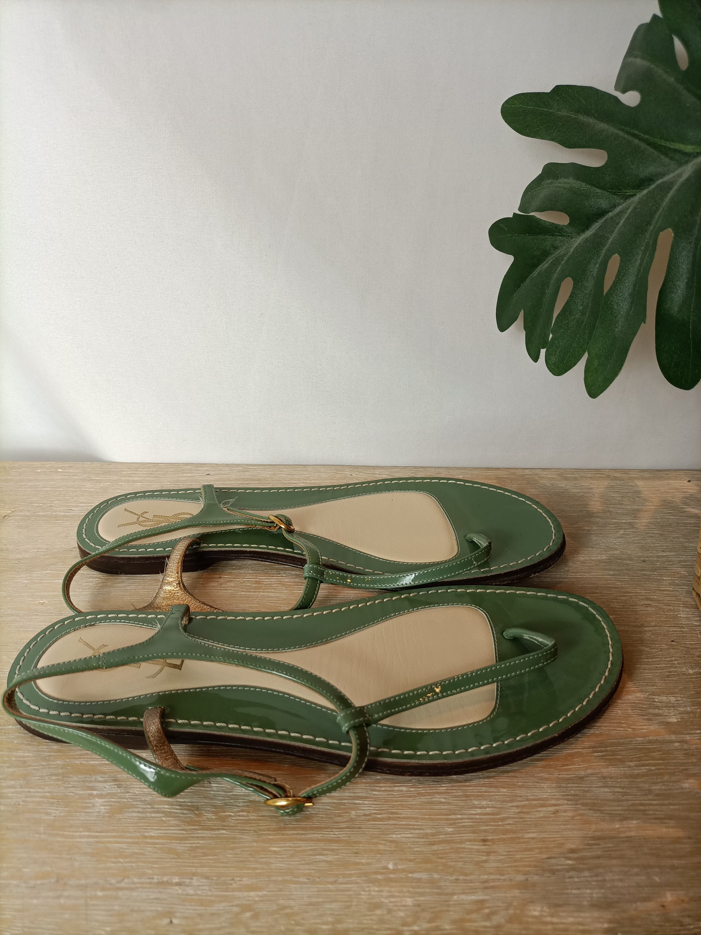 SAINT LAURENT. Sandalia plana verde. T 37