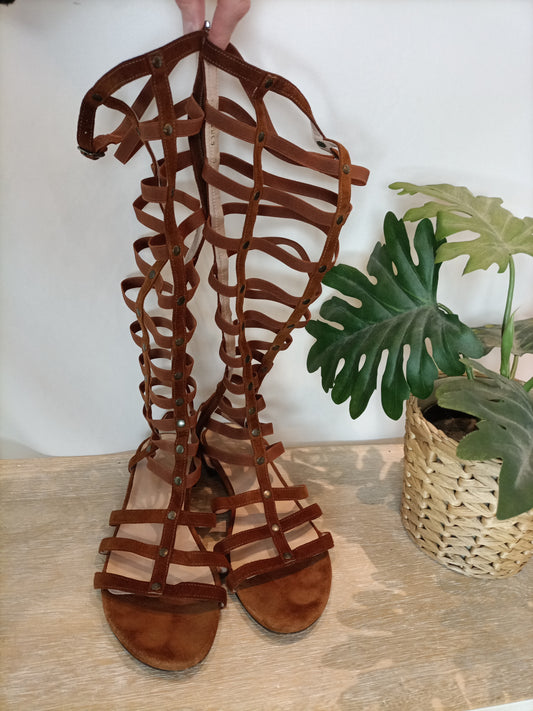 STUART WEITZMAN. Sandalia tiras estilo romano. T 39