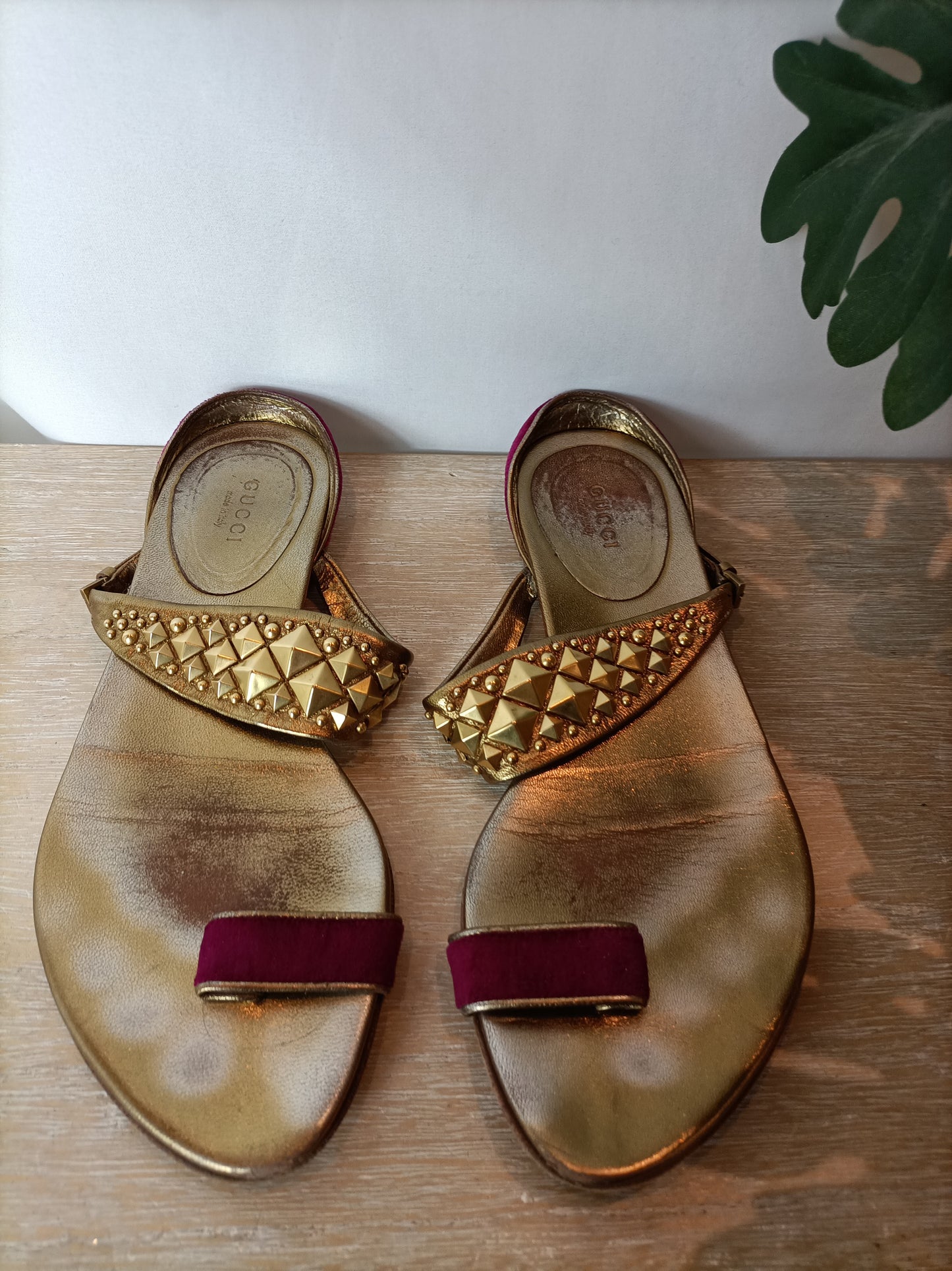 GUCCI. Sandalia plana dorada y terciopelo rosa. T 37 C