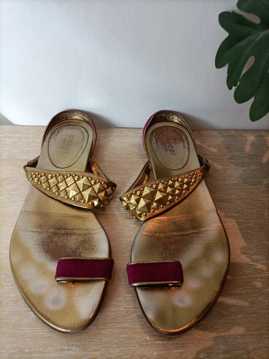 GUCCI. Sandalia plana dorada y terciopelo rosa. T 37 C