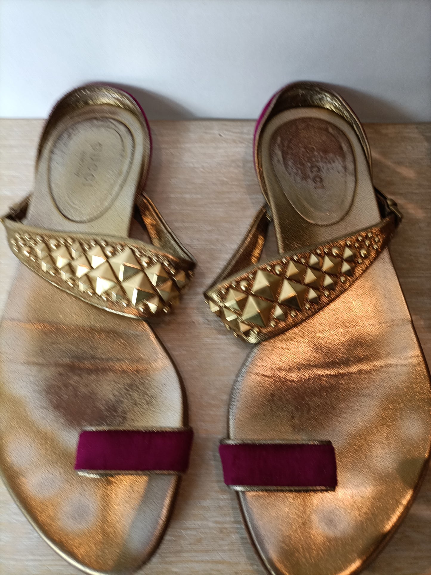 GUCCI. Sandalia plana dorada y terciopelo rosa. T 37 C