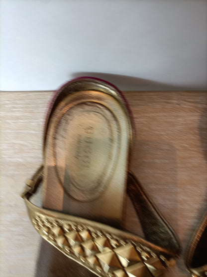 GUCCI. Sandalia plana dorada y terciopelo rosa. T 37 C