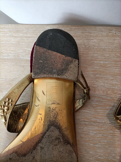 GUCCI. Sandalia plana dorada y terciopelo rosa. T 37 C