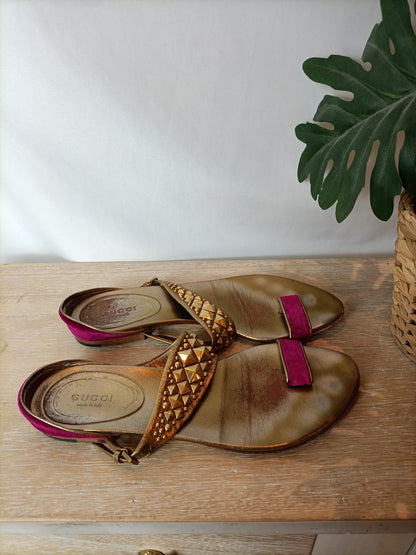 GUCCI. Sandalia plana dorada y terciopelo rosa. T 37 C