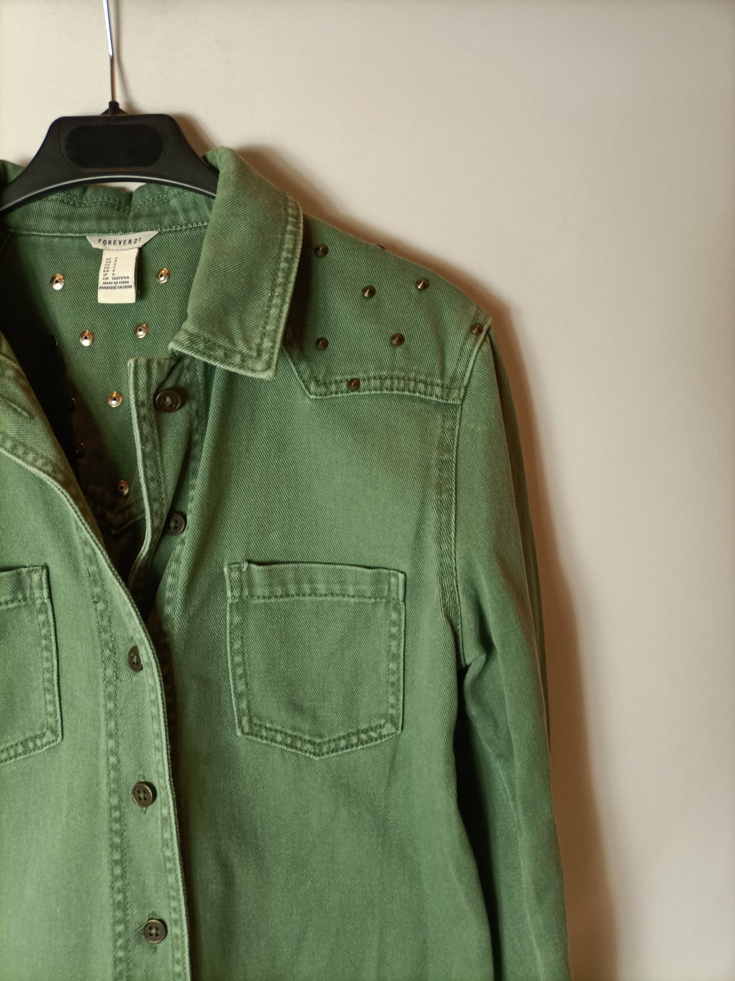 FOREVER21. Sobrecamisa denim verde T.s