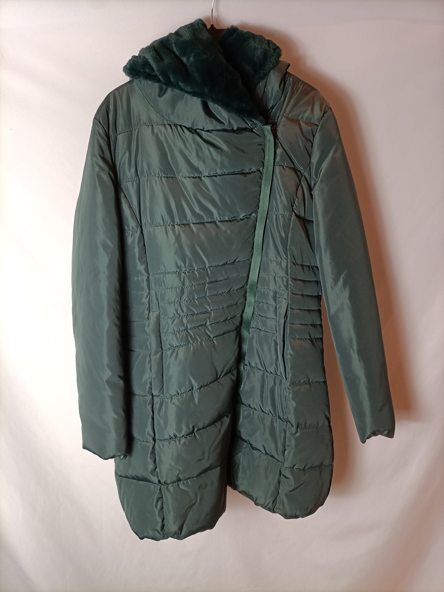 LAURA JO. Plumas verde capucha T.l