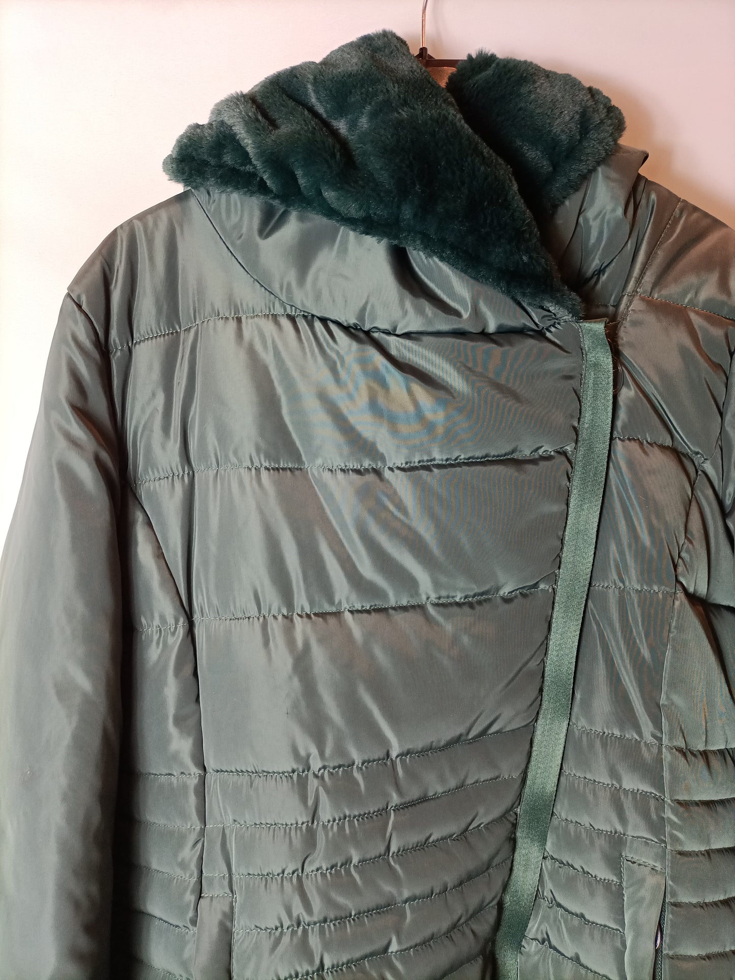 LAURA JO. Plumas verde capucha T.l