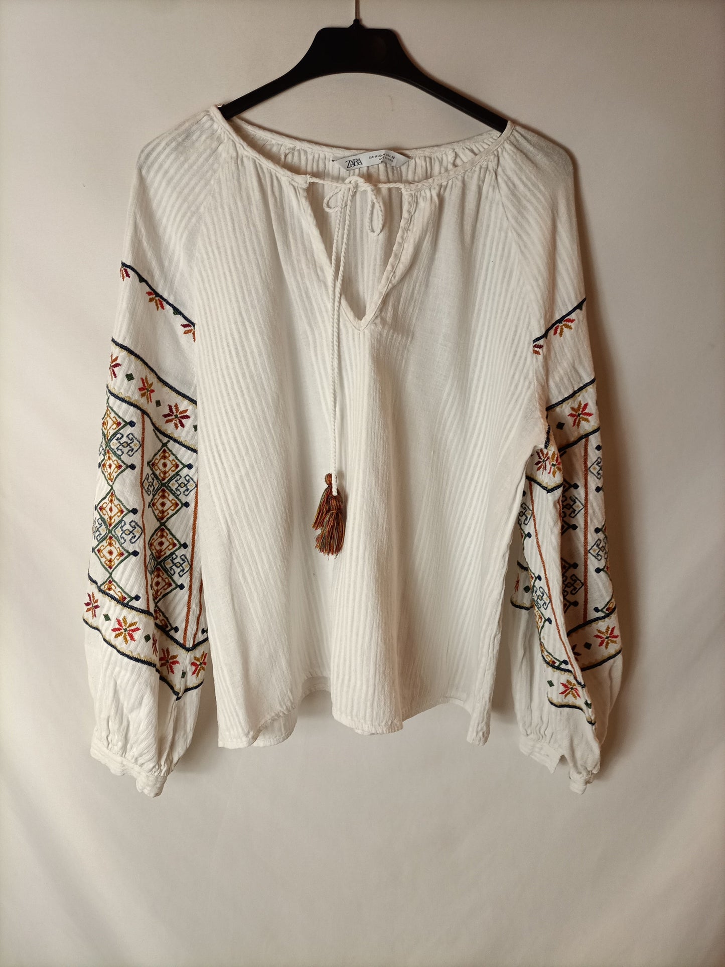 ZARA. blusa blanca bordada T.m