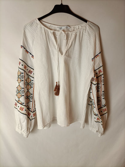 ZARA. blusa blanca bordada T.m