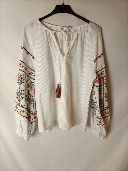 ZARA. blusa blanca bordada T.m
