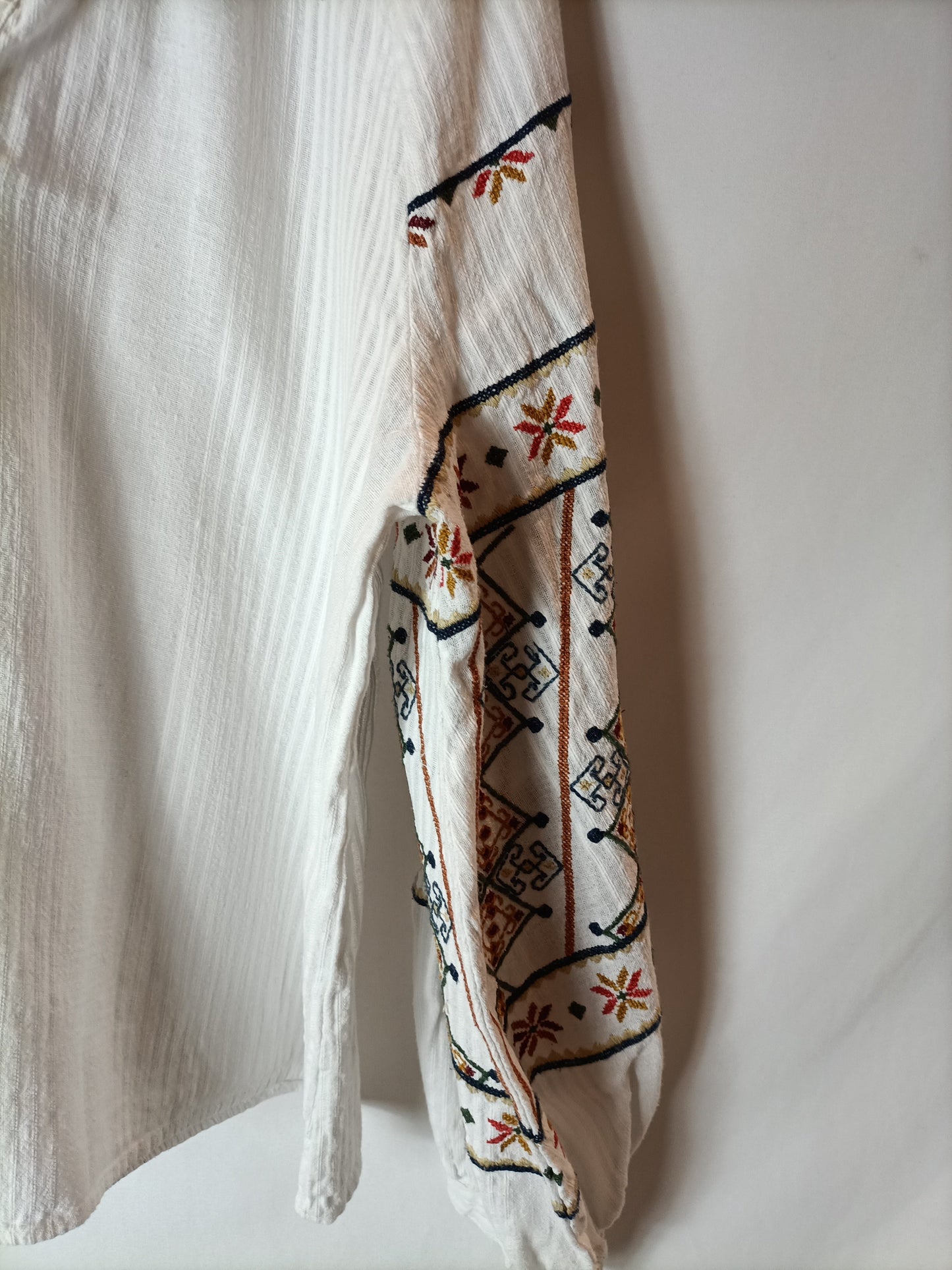 ZARA. blusa blanca bordada T.m