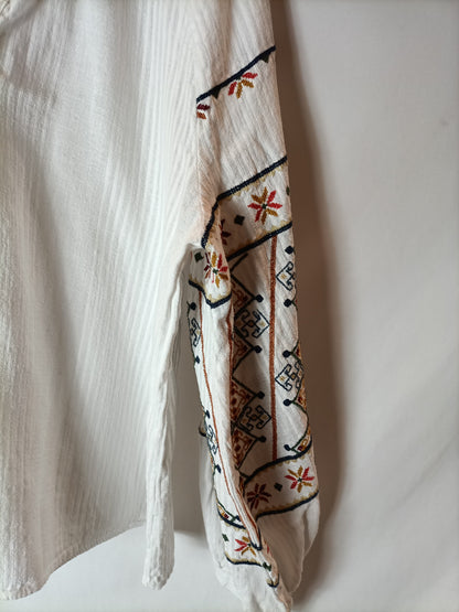 ZARA. blusa blanca bordada T.m