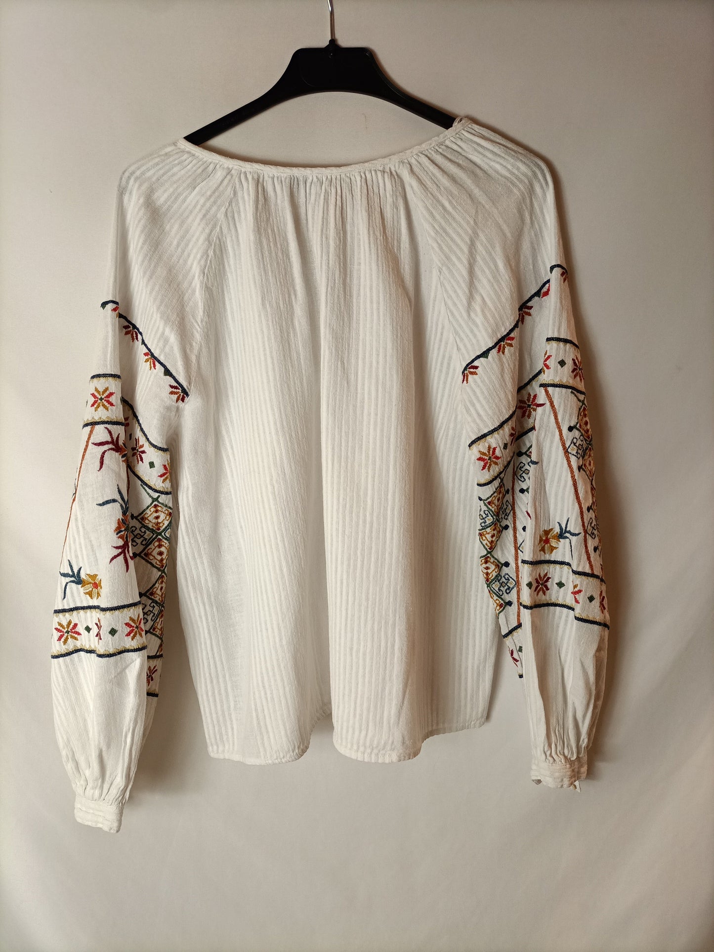ZARA. blusa blanca bordada T.m