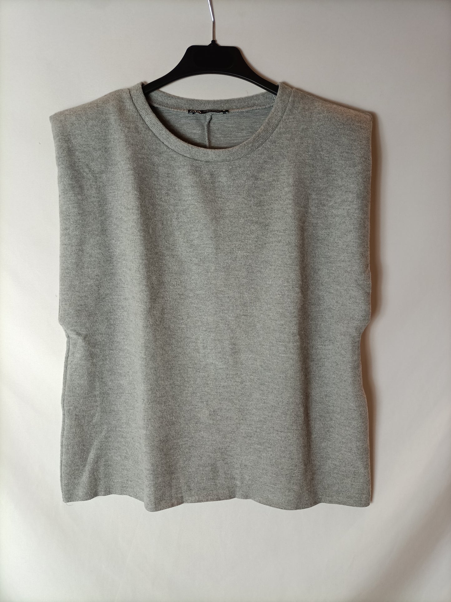 ZARA. Camiseta gris hombreras T.m