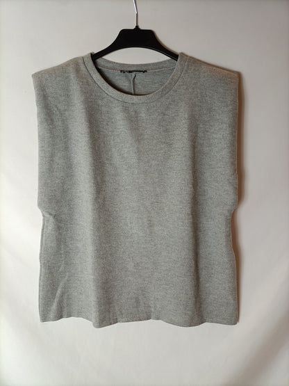 ZARA. Camiseta gris hombreras T.m