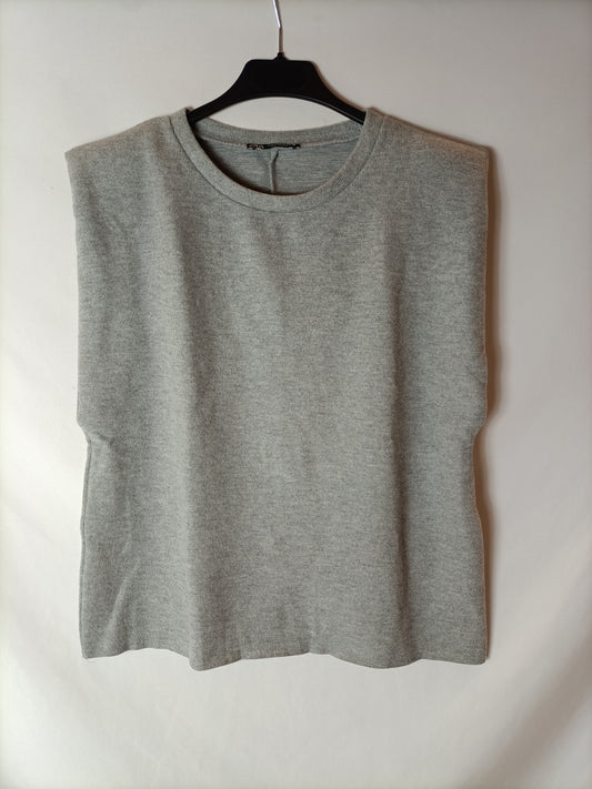 ZARA. Camiseta gris hombreras T.m