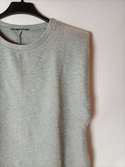 ZARA. Camiseta gris hombreras T.m