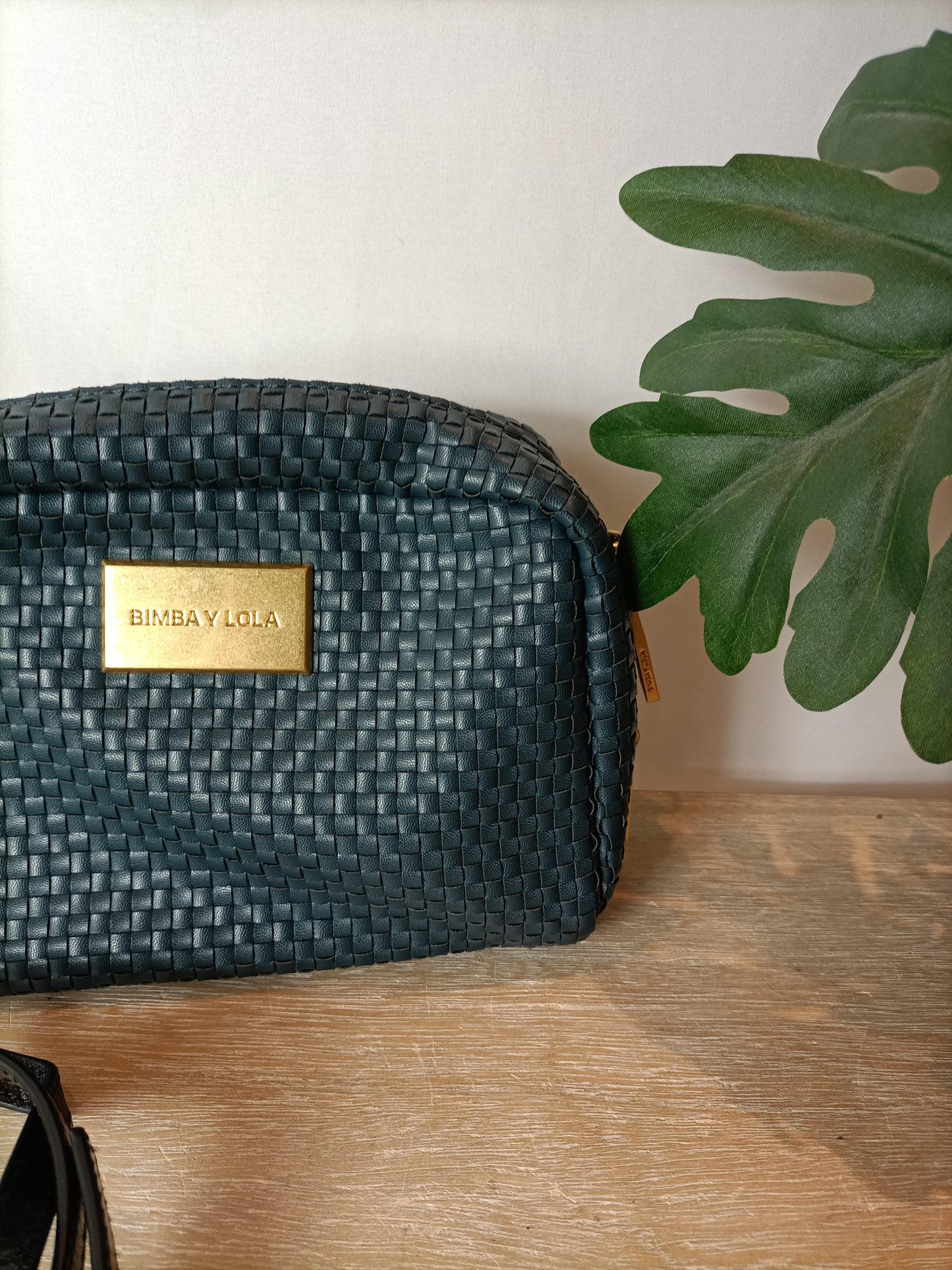 BIMBA Y LOLA. Bolso azul trenzado