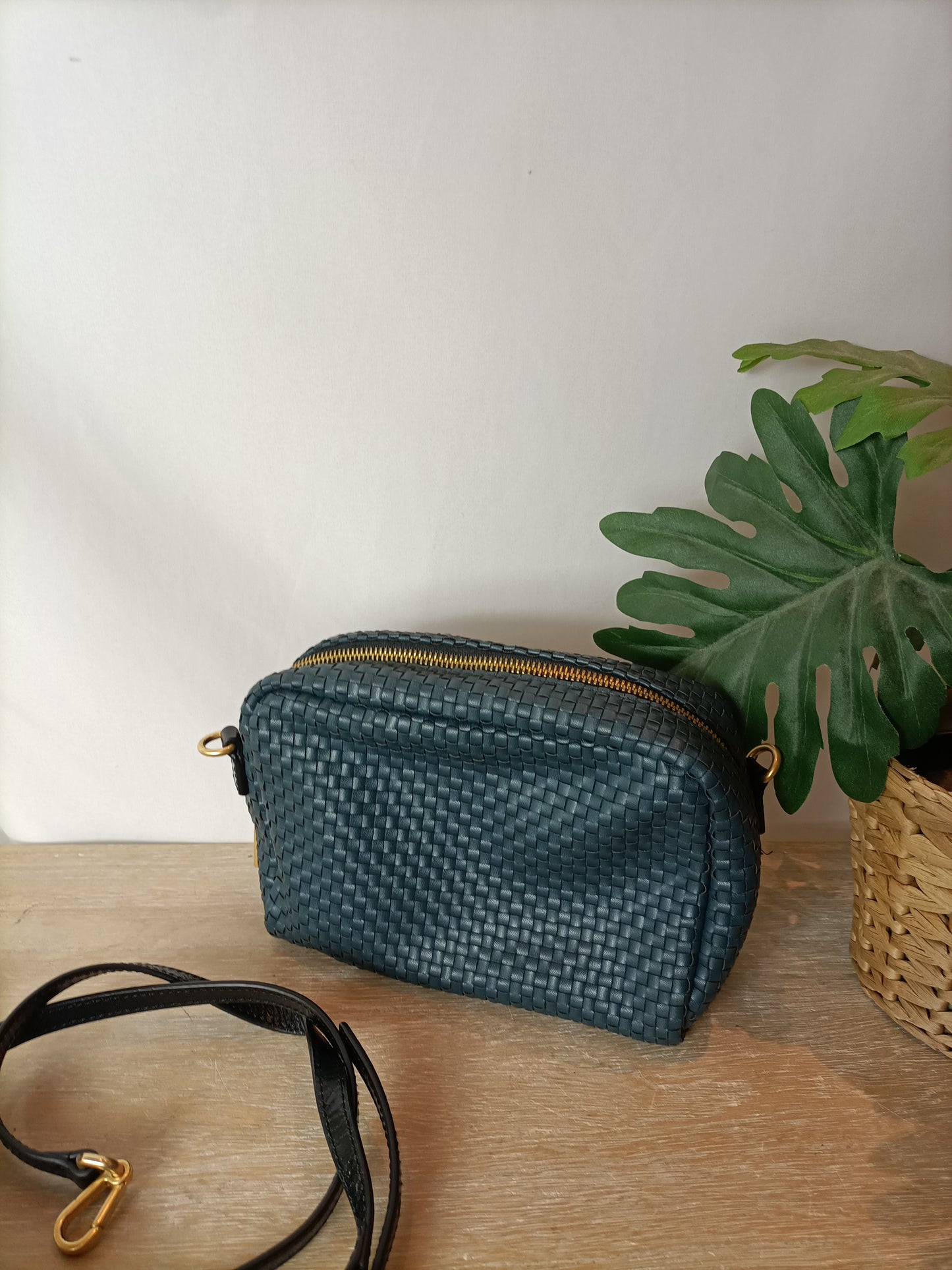 BIMBA Y LOLA. Bolso azul trenzado