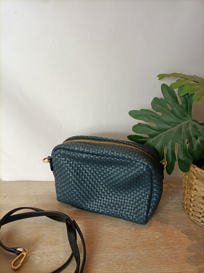 BIMBA Y LOLA. Bolso azul trenzado