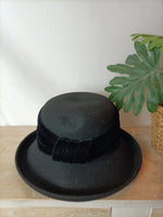 OTRAS. Sombrero negro detalles