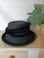 OTRAS. Sombrero negro detalles