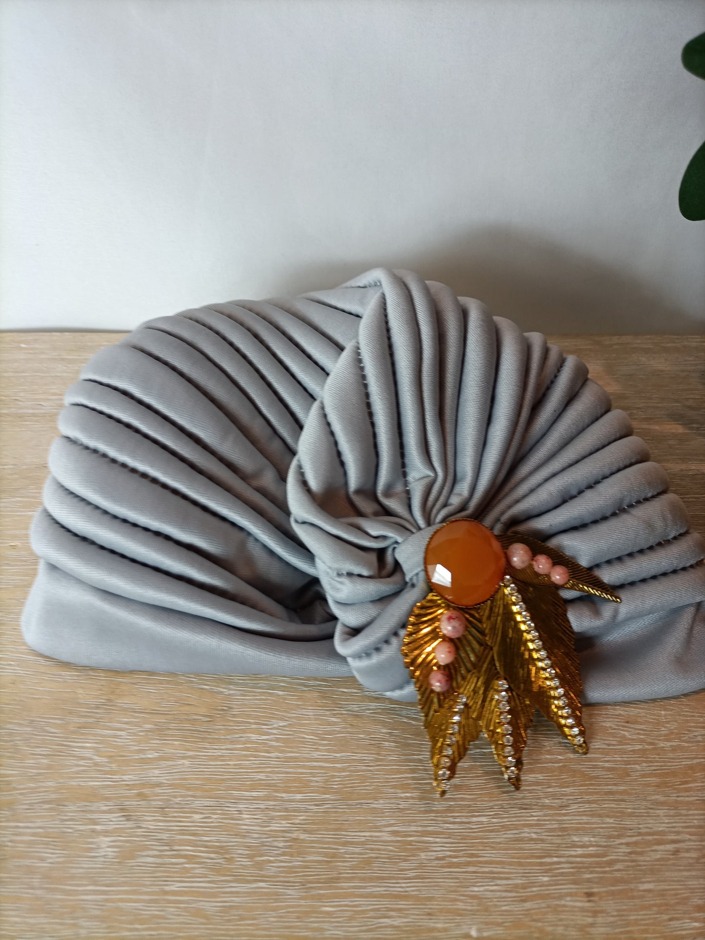 CUCULLIA. Turbante gris