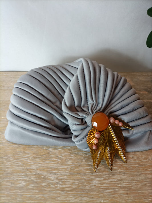 CUCULLIA. Turbante gris