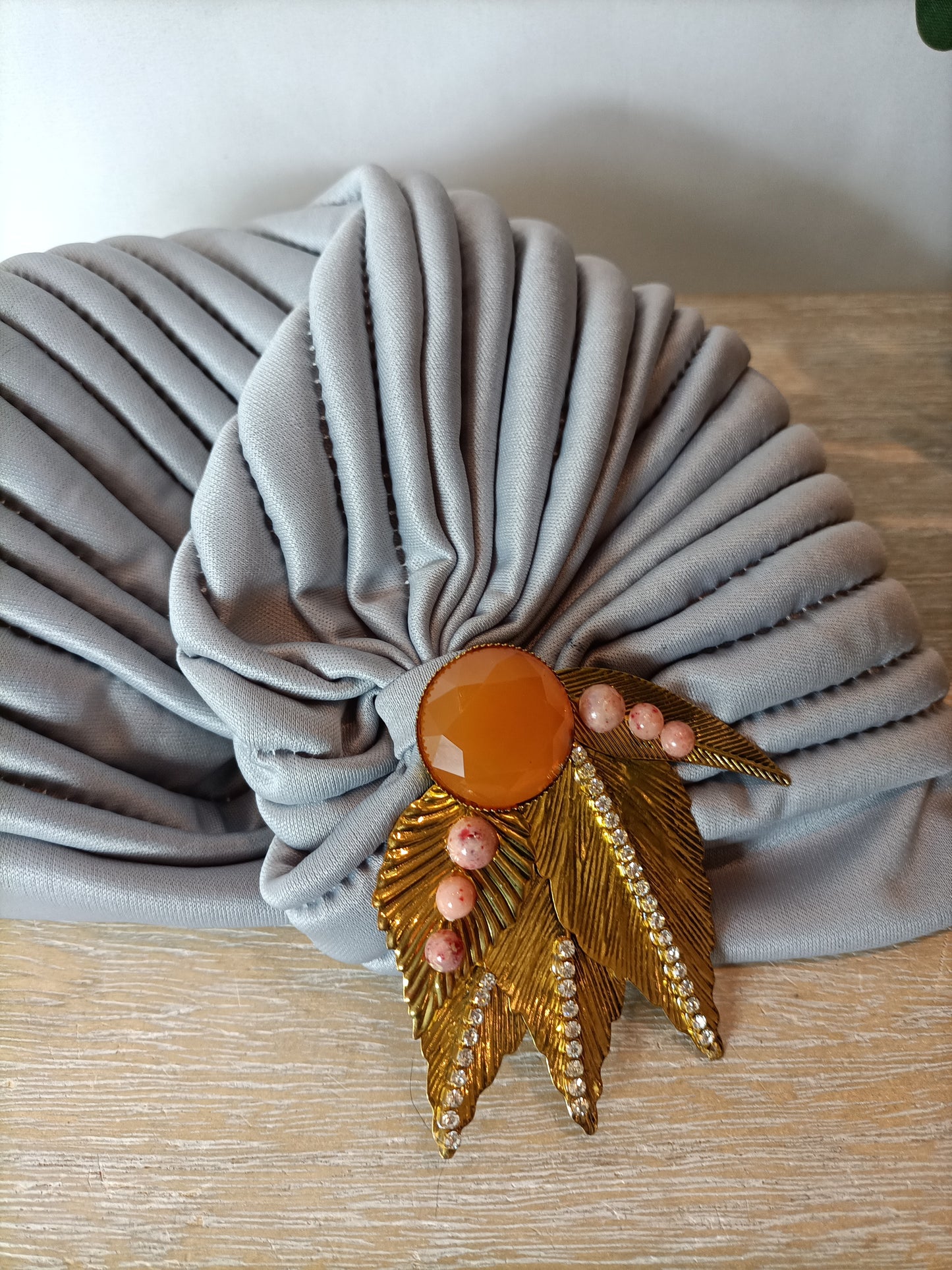 CUCULLIA. Turbante gris