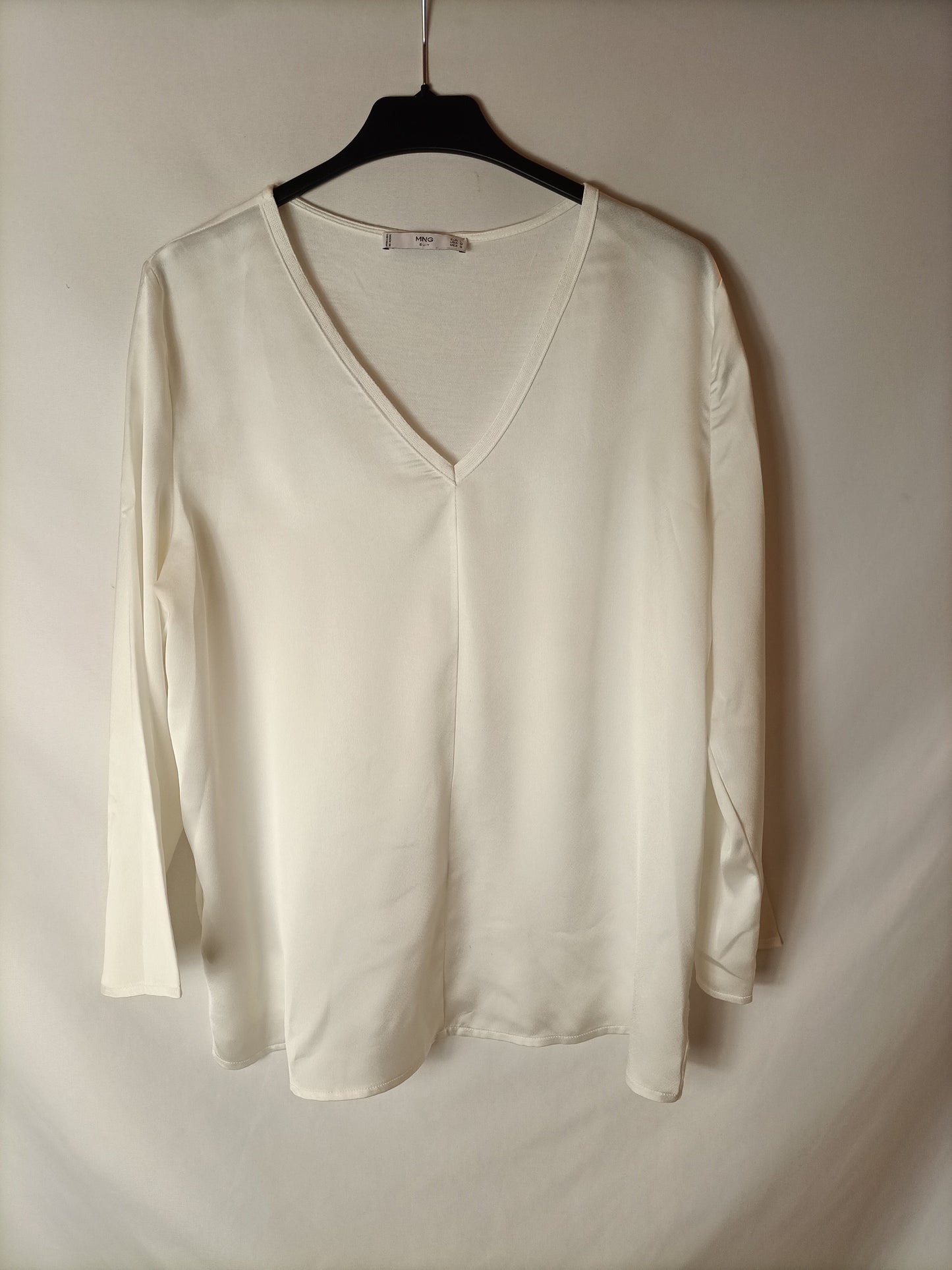 MANGO. Top manga larga blanco satinado. T L