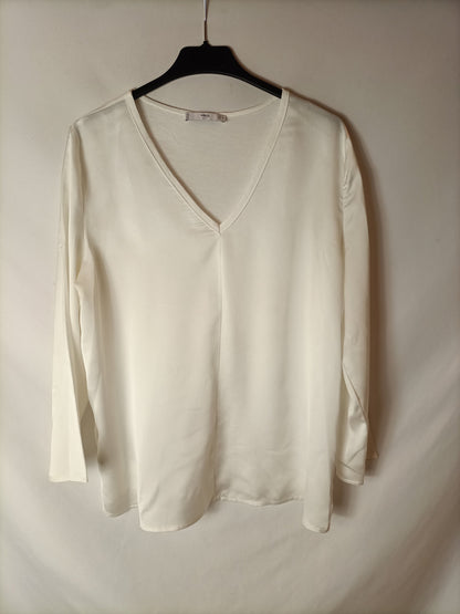 MANGO. Top manga larga blanco satinado. T L