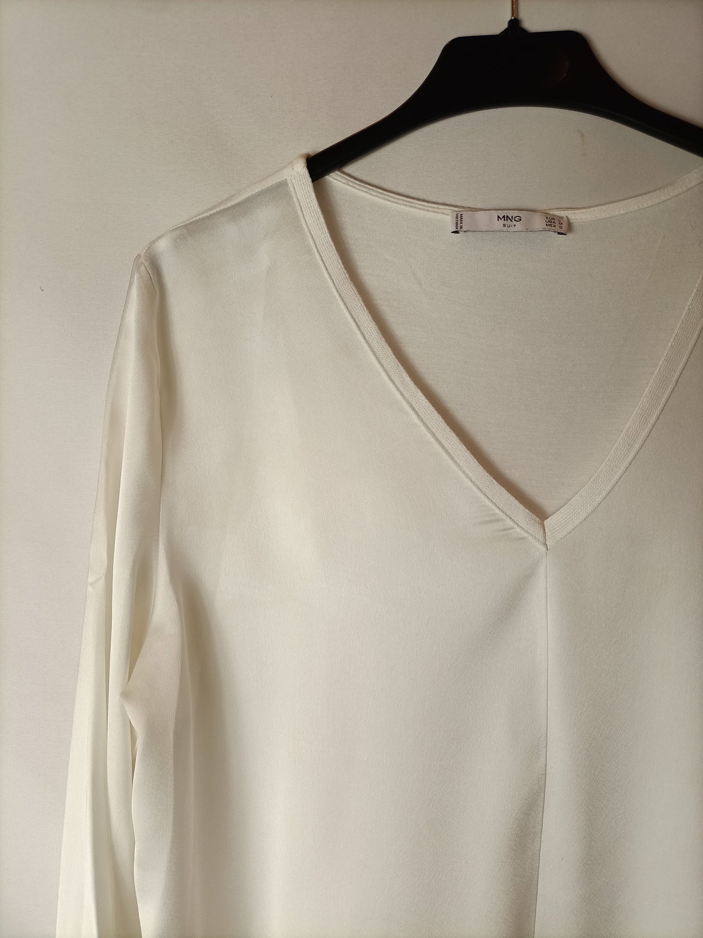 MANGO. Top manga larga blanco satinado. T L