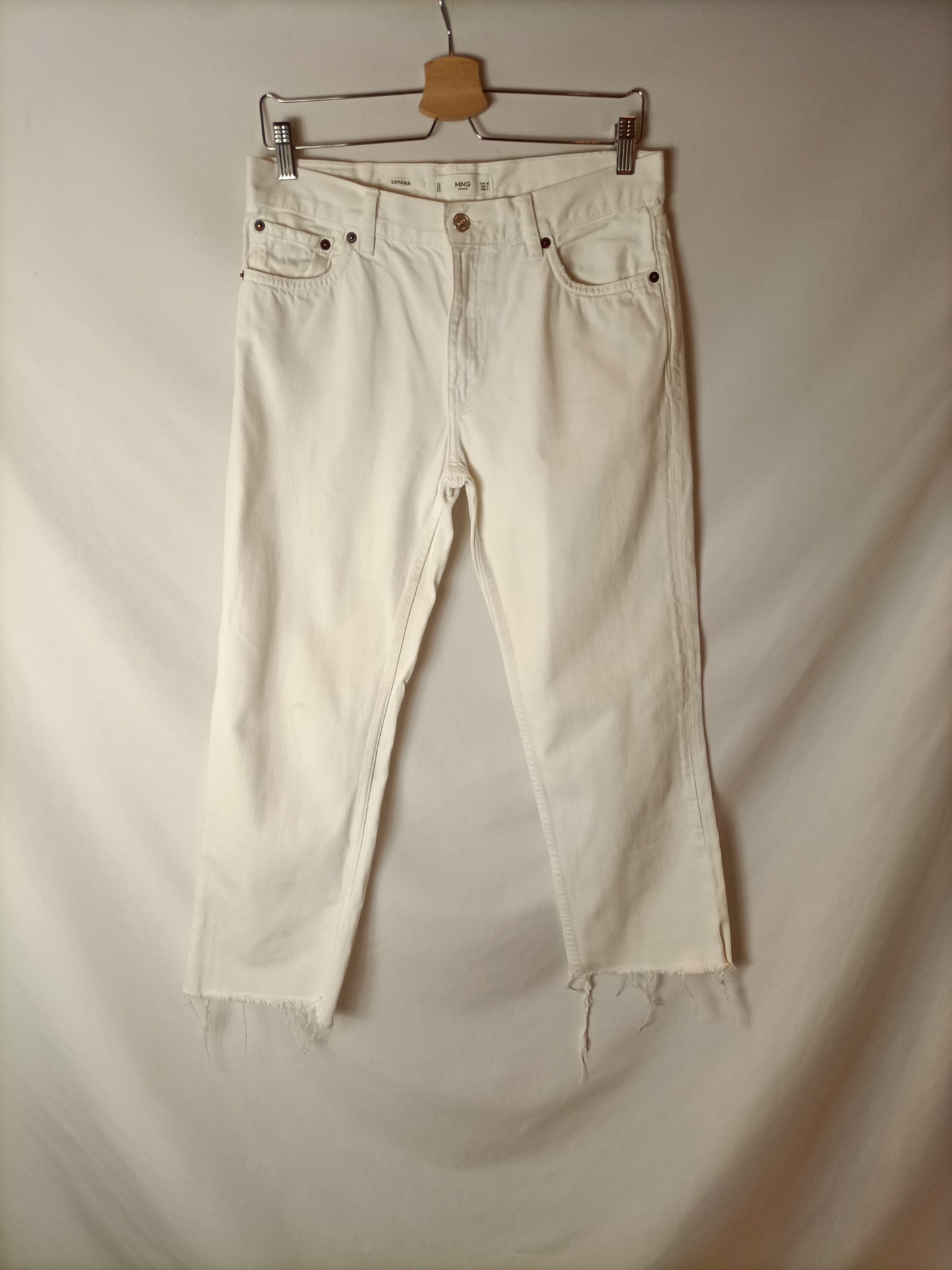 MANGO. Pantalón denim estilo mom fit. T 38
