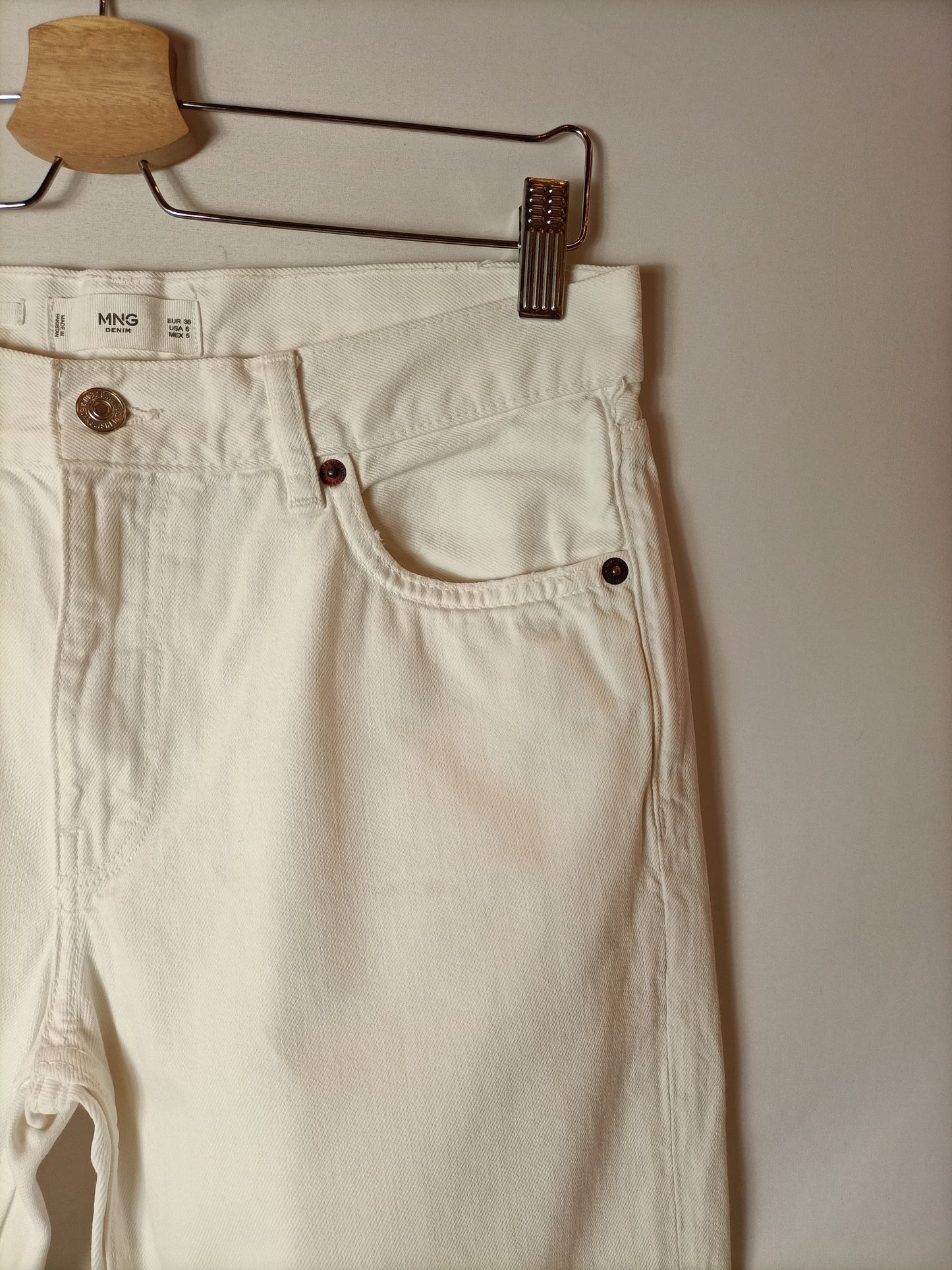 MANGO. Pantalón denim estilo mom fit. T 38